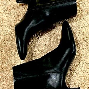 Beautiful black booty! Just the right heel length.